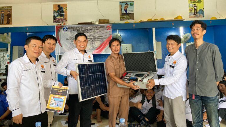 Dosen Teknik Elektro UNJA Kenalkan Teknologi PLTS Di Sekolah Menengah Kejuruan